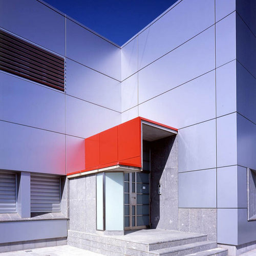 Kassetten-Fassadenverkleidung - LABORATORIOS VERKOS - ALUCOBOND - Verbundwerkstoff / Aluminium / zum Einrasten