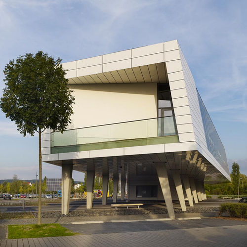 Paneel-Fassadenverkleidung - NEUBAU SOLAR-ACADEMY SMA - ALUCOBOND - Aluminium / Verbundwerkstoff / zum Einrasten