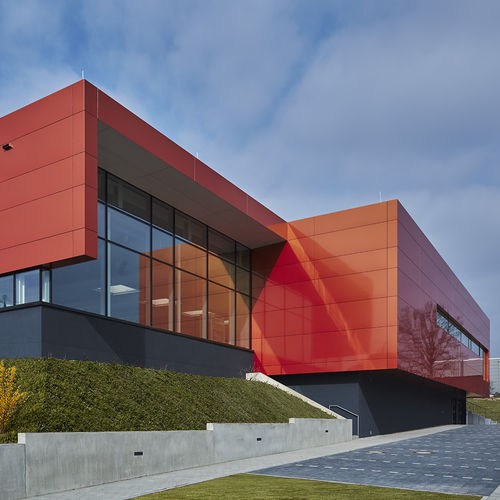 Paneel-Fassadenverkleidung - HALLENBAD RIEDLINGEN - ALUCOBOND - Aluminium / Verbundwerkstoff / zum Einrasten