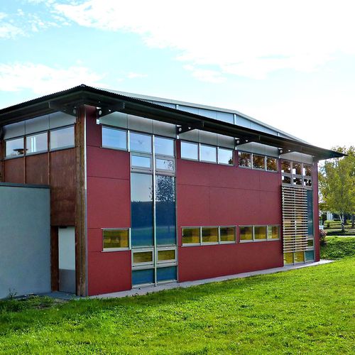 Paneel-Fassadenverkleidung - SPORTHALLE SERSHEIM - ALUCOBOND - Aluminium / Verbundwerkstoff / zum Einrasten