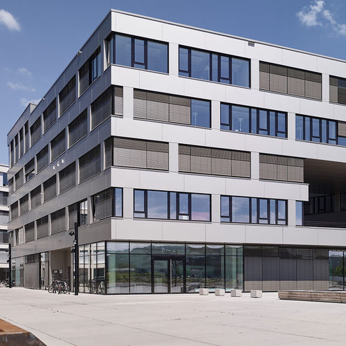 Paneel-Fassadenverkleidung - POSTAREAL FREIBURG - ALUCOBOND - Aluminium / Verbundwerkstoff / zum Einrasten