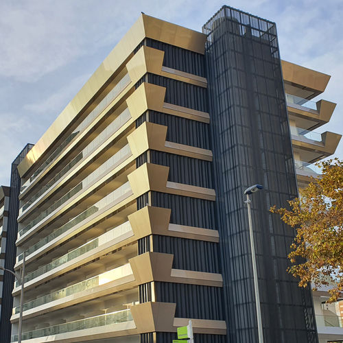 Kassetten-Fassadenverkleidung - HOTEL HELIOS - ALUCOBOND - Verbundwerkstoff / Aluminium / zum Einrasten