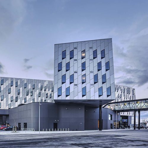Paneel-Fassadenverkleidung - ENERGY HOTEL STAVANGER - ALUCOBOND - Aluminium / Verbundwerkstoff / vertikal
