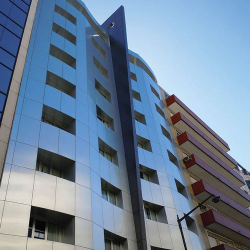 Paneel-Fassadenverkleidung - HOTEL ALIF AVENIDAS - ALUCOBOND - Aluminium / Verbundwerkstoff / zum Einrasten