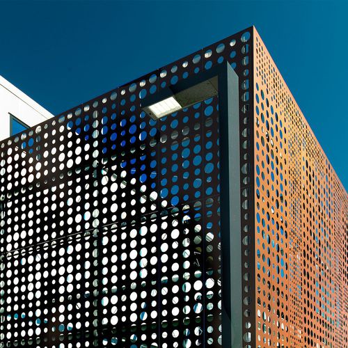 Metall-Sonnenschutzlamelle - TRAISENPARK - ALUCOBOND - für Fassaden / vertikal / perforiert