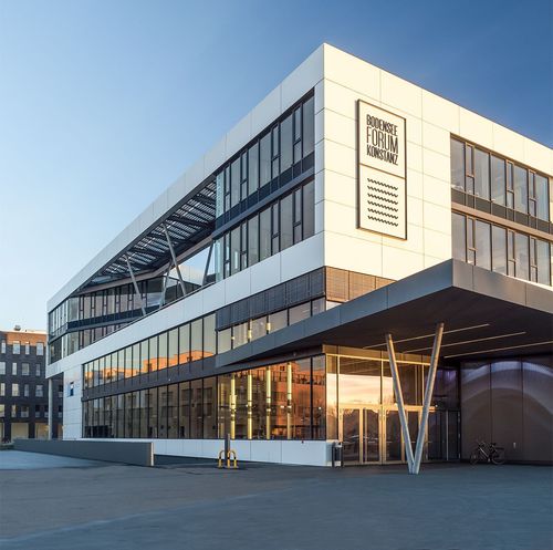 Paneel-Fassadenverkleidung - BODENSEEFORUM - ALUCOBOND - Aluminium / Verbundwerkstoff / zum Einrasten