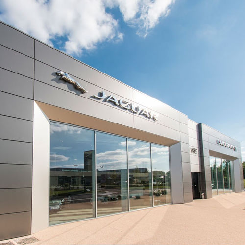 Kassetten-Fassadenverkleidung - JAGUAR CAR DEALER - ALUCOBOND - Verbundwerkstoff / Aluminium / zum Einrasten