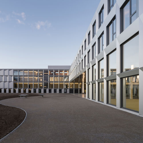 Paneel-Fassadenverkleidung - BILDUNGSZENTRUM USTER - ALUCOBOND - Aluminium / zum Einrasten / nachhaltig