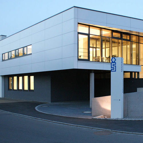 Kassetten-Fassadenverkleidung - FIRMENSITZ DER FIRMA SCHREIBER - ALUCOBOND - Verbundwerkstoff / Aluminium / zum Einrasten