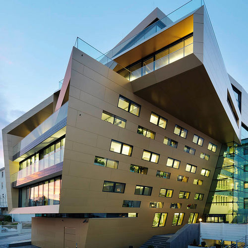 Paneel-Fassadenverkleidung - RAIFFEISEN FINANCE CENTER BURGENLAND - ALUCOBOND - Aluminium / Verbundwerkstoff / zum Einrasten