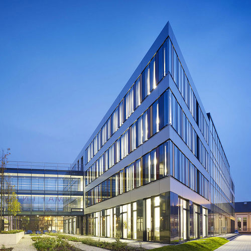 Kassetten-Fassadenverkleidung - MAFINEX TECHNOLOGIEZENTRUM - ALUCOBOND - Verbundwerkstoff / Aluminium / zum Einrasten