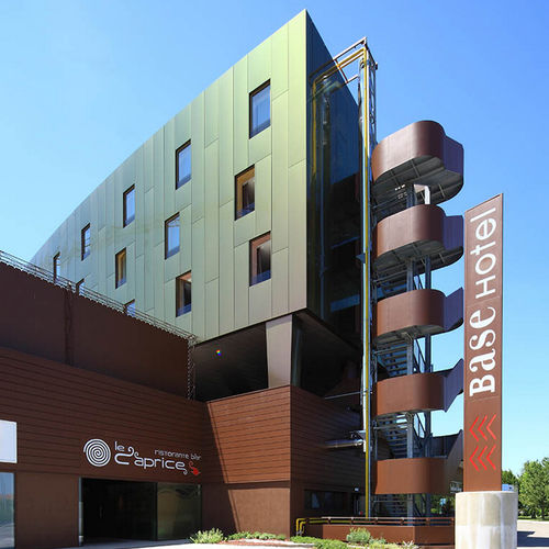 Paneel-Fassadenverkleidung - BASE HOTEL - ALUCOBOND - Aluminium / Verbundwerkstoff / zum Einrasten