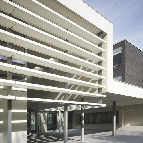 Verbundwerkstoff-Sonnenschutzlamelle - SECONDARY SCHOOL WARENDORF - ALUCOBOND - Aluminium / für Fassaden / vertikal