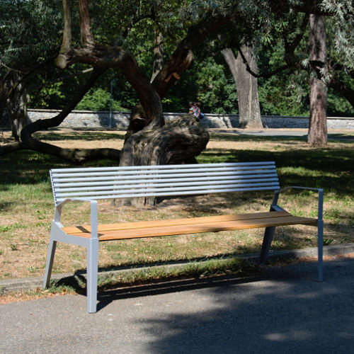 Moderne Bank für den öffentlichen Raum - BERGA - GreenBlue Urban Ltd - Holz / Metall / mit Rückenlehne