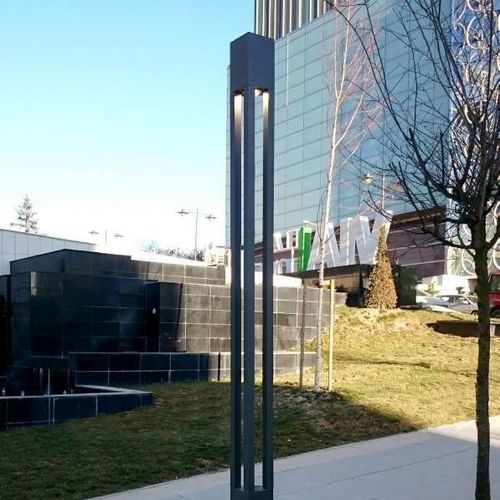 Moderne Leuchtsäule - IRUTA T - BSI LIGHTING TECHNOLOGIES INC. - Edelstahl / Aluminiumguss / Hartglas