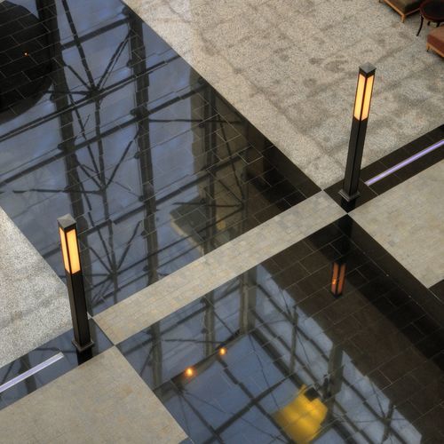 Moderne Leuchtsäule - SQ-MILLENIUM - BSI LIGHTING TECHNOLOGIES INC. - Edelstahl / Aluminiumguss / PMMA
