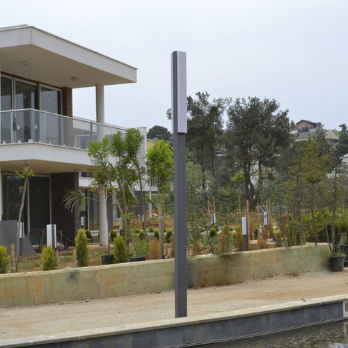 Leuchtsäule / minimalistisches Design - IDRANO - BSI LIGHTING TECHNOLOGIES INC. - Aluminium / Edelstahl / Aluminiumguss