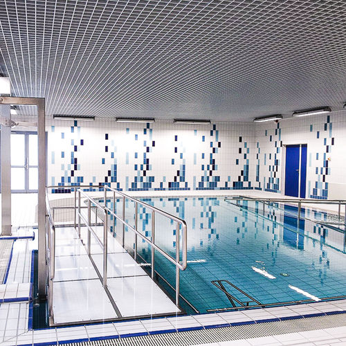 Hebeplattform für Rollstühle - COULOIR DE MARCHE - France REVAL - Pool / zur beruflichen Nutzung / automatisiert