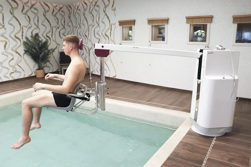Elektrischer Patientenlifter - POSEIDO XL - France REVAL - bodenstehend / für Übergewichtige / für Pool