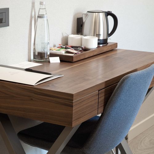 Moderner Schreibtisch - Tugra Mobilya - Holzfurnier / für Hotelzimmer