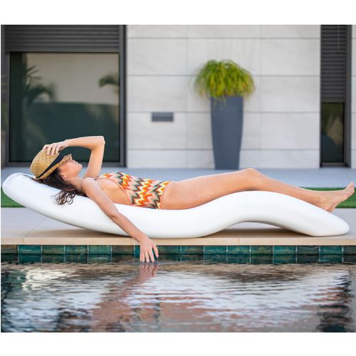 Moderne Sonnenliege - RASA - NEWGARDEN - Polyethylen / für Pool / für Hotels