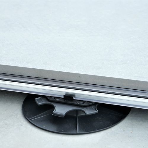 Doppelboden-Stelzlager / Recyclingkunststoff - C-CLIP - SOLIDOR - hochbelastbar / feuerfest / für Terrasse