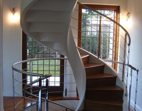 Spindeltreppe - U-CA - Unica living design Poland - rundgewendelt / Holzstufen / Stahlbeton