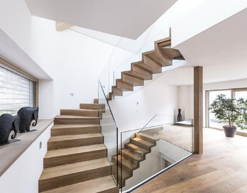 Gerade Treppe - U-WO - Unica living design Poland - viertelgewendelt / schrägverzahnt / Holzstufen