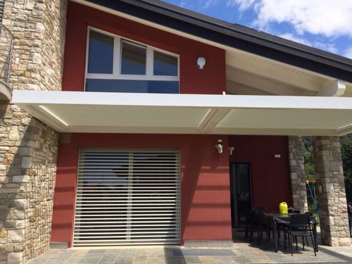 Hängende Pergola - Unica living design Poland - extrudiertes Aluminium / mit orientierbaren Lamellen / mit Sonnenschutzlamellen