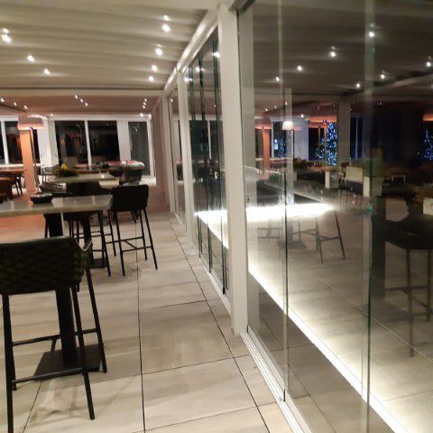 Selbsttragende Pergola - cubic - Unica living design Poland - angebaut / extrudiertes Aluminium / PVC