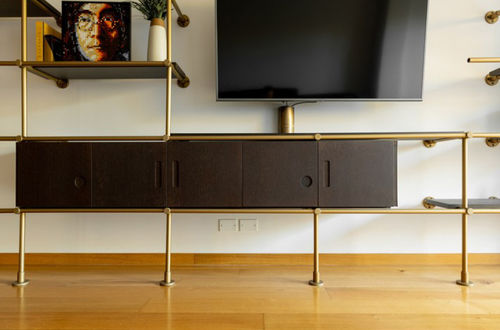 Modernes Fernsehmöbel - LIGNE  - Trackdesign - mit integriertem Stauraum / Holzfurnier / Wenge