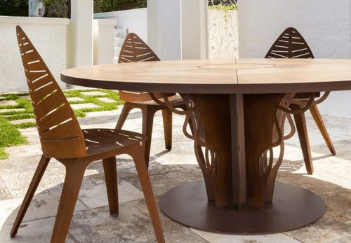 Moderner Tisch - INTRECCIO - Trackdesign - Okoumé / Gestell aus COR-TEN®-Stahl / rund