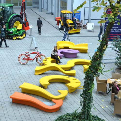 Bank für den öffentlichen Raum / originelles Design - CITY ALPHABET   - Astrini Design - Polyester / Laminat / mit Rückenlehne