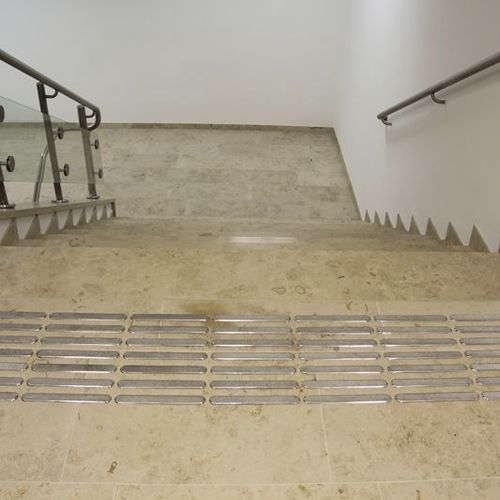 Taktiles Bodenleitsystem / mit Blindenleitsystem - P2 - OLEJÁR spol. s r.o. - Edelstahl / Beton