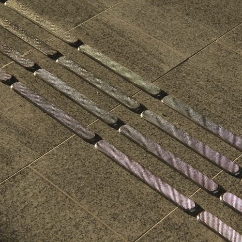 Taktiles Bodenleitsystem / mit Blindenleitsystem - PD4 - OLEJÁR spol. s r.o. - Edelstahl / Beton