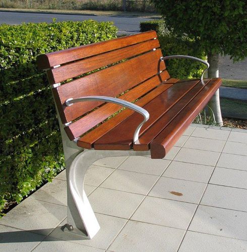 Moderne Bank für den öffentlichen Raum - ALPERTON  - Urban Fountains and Furniture - Holz / Metall / mit Armlehnen