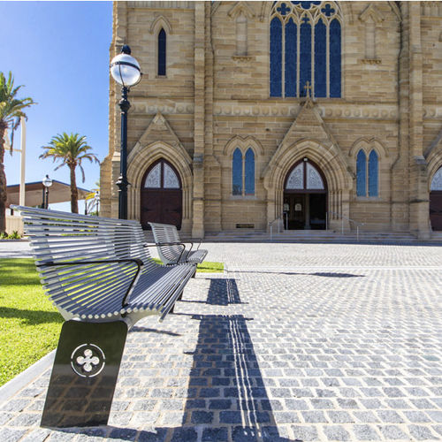 Moderne Bank für den öffentlichen Raum - SB4 - Urban Fountains and Furniture - Stahl / mit Rückenlehne / mit Armlehnen