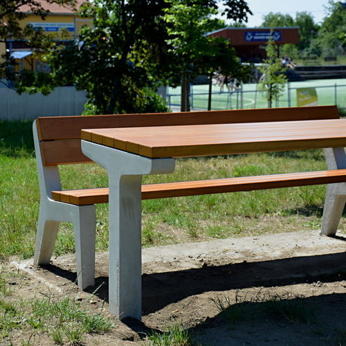 Moderner Tisch - BETL - STREETPARK s.r.o. - Holz / Gestell aus Metall / rechteckig