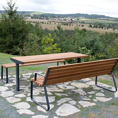 Moderner Tisch - PIKO - STREETPARK s.r.o. - Holz / Gestell aus galvanisiertem Stahl / rechteckig