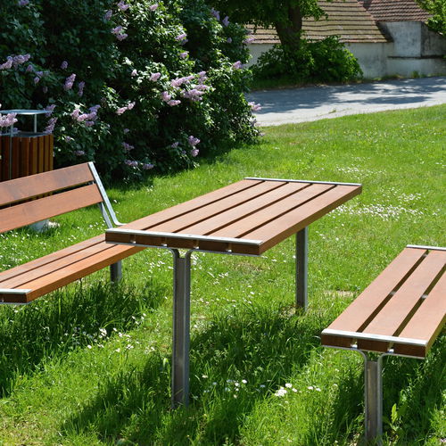 Moderner Tisch - SADKO - STREETPARK s.r.o. - Holz / Gestell aus galvanisiertem Stahl / rechteckig