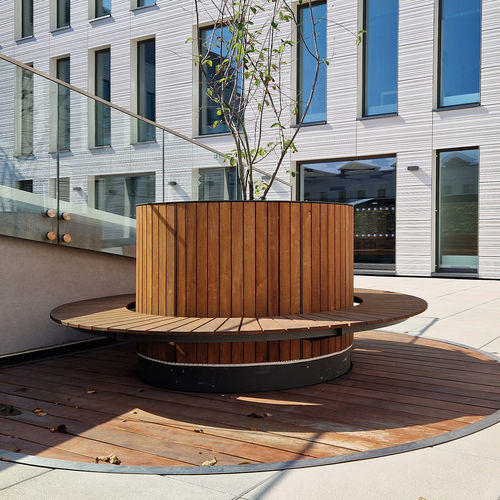Holz-Pflanzkübel - SANI - STREETPARK s.r.o. - rund / mit integrierter Bank / modern