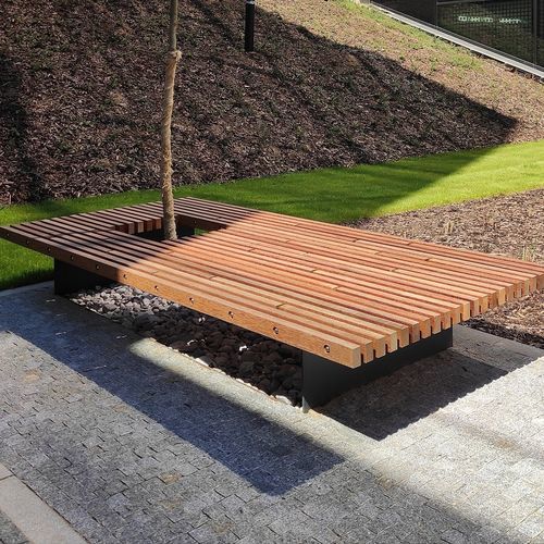 Moderne Bank für den öffentlichen Raum - ROSTY - STREETPARK s.r.o. - Stahl / Holz / ohne Rückenlehne
