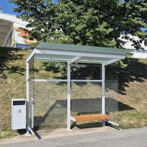 Buswartehalle aus lackiertem Stahl - NOVIO - STREETPARK s.r.o. - Kiefer / Milchglas / Hartglas