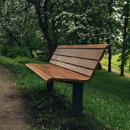 Moderne Bank für den öffentlichen Raum - NISHA - STREETPARK s.r.o. - Massivholz / Gusseisen / mit Rückenlehne