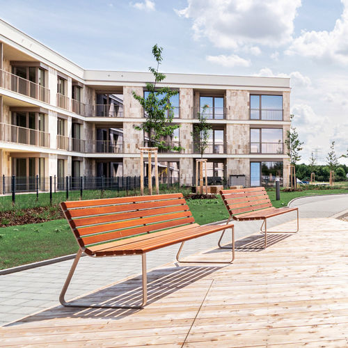 Moderne Bank für den öffentlichen Raum - INOA - STREETPARK s.r.o. - Holz / galvanisiertem Stahl / Edelstahl