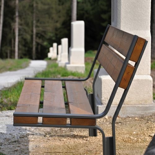 Moderne Bank für den öffentlichen Raum - SADKA - STREETPARK s.r.o. - Stahl / Eiche / mit Rückenlehne