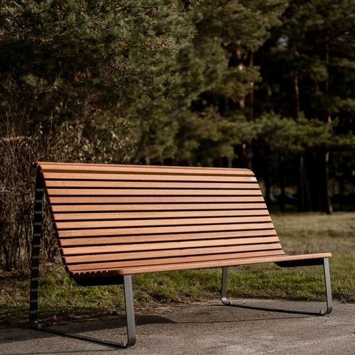 Moderne Bank für den öffentlichen Raum - VELA - STREETPARK s.r.o. - Holz / Natureiche / Tropenholz