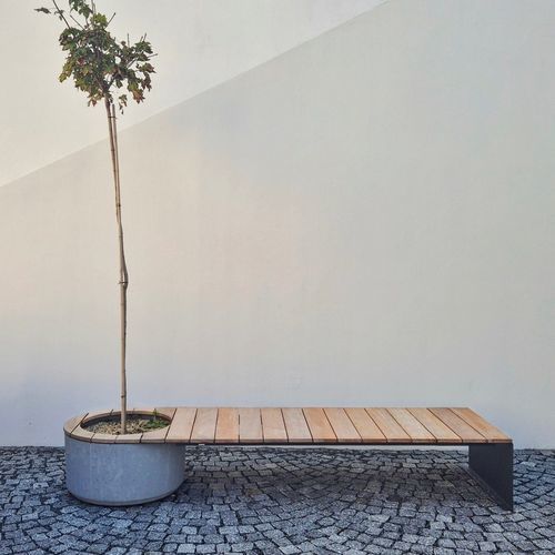 Bank für den öffentlichen Raum / galvanisiertes Eisen - FLORIA GRAND - STREETPARK s.r.o. - aus ultrahochfestem faserbewehrtem Beton (UHPC) / pulverbeschichteter Stahl / Verbundwerkstoff