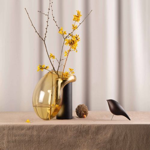 Moderne Vase - Gutta Boon - NOOM - geblasenes Glas / Eiche / Harz