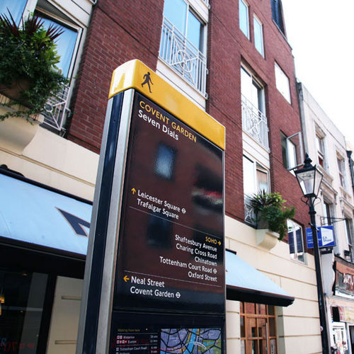 Stele zur Beschilderung - WAYFINDING - ajwells - für öffentliche Bereiche